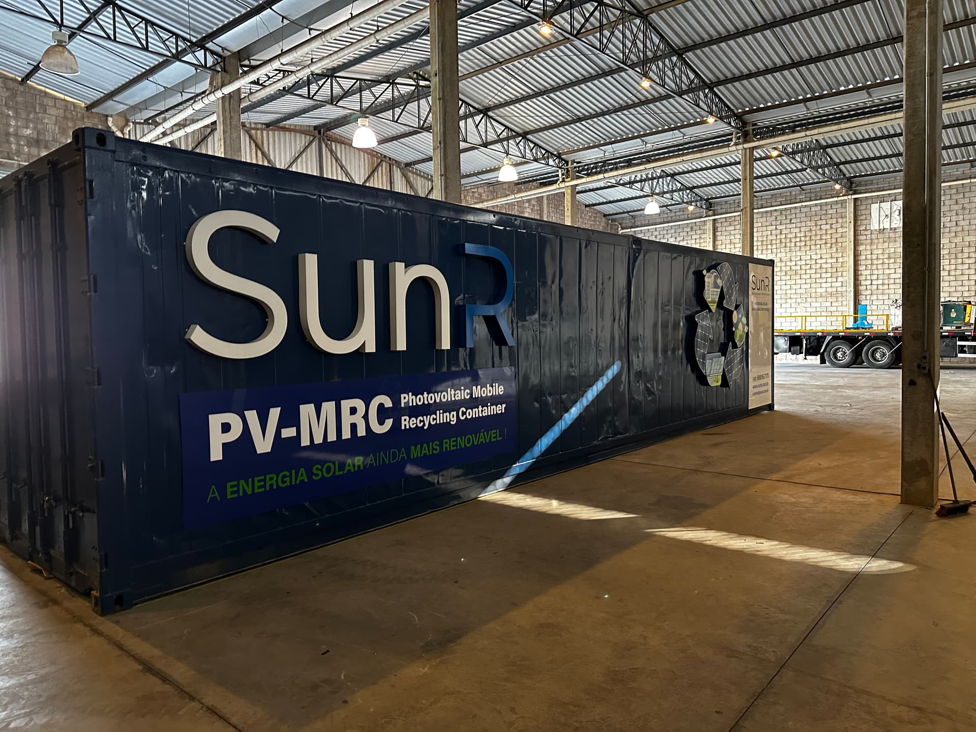 Linha PV-MRC em operação — tecnologia de reciclagem SunR